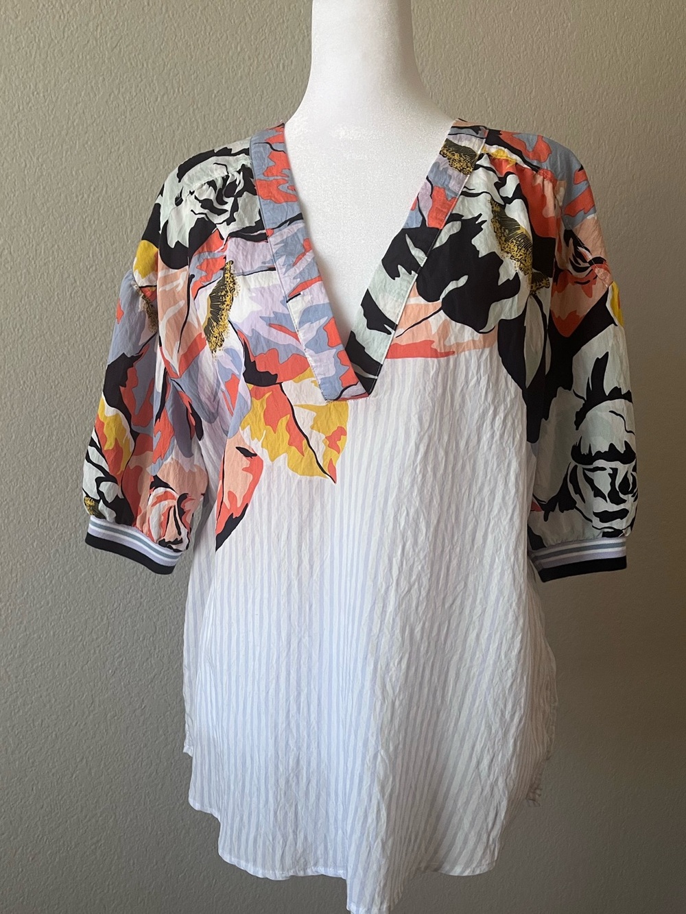 Maeve by Anthropologie White V-Neck Floral Accent Pullover Tunic
